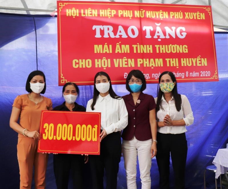 Hội LHPN huyện Phú Xuyên bàn giao” Mái ấm tình thương” cho phụ nữ khó khăn