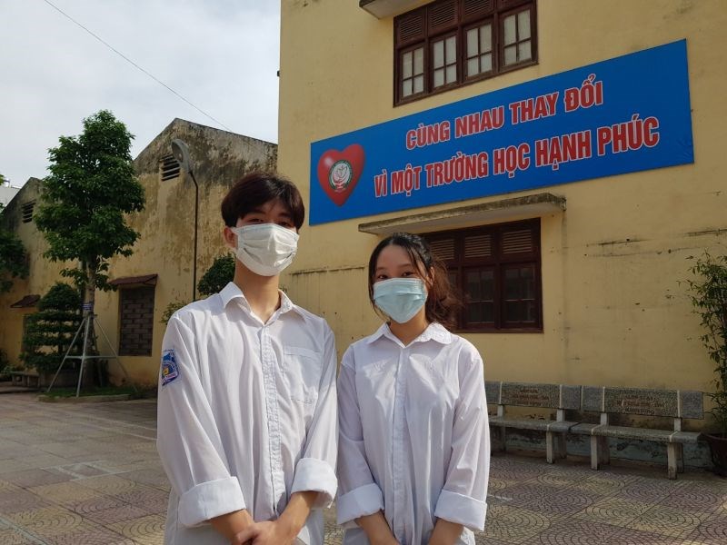 Em Nguyễn Diệu Linh, học sinh lớp 11D5, trường THPT Quang Trung, Hà Đông  (bên phải)