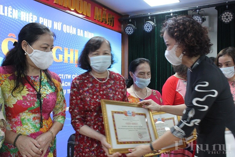 Đồng chí Đinh Thị Phương Liên - Chủ tịch Hội LHPN quận Ba Đình trao Giấy khen cho các tập thể