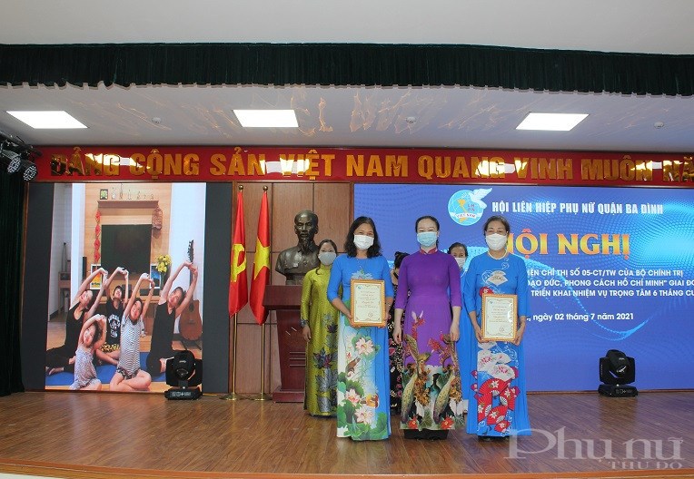 Đồng chí Lê Thị Thúy Kiều - Phó Chủ tịch Hội LHPN quận Ba Đình trao giải Ba cho các gia đình