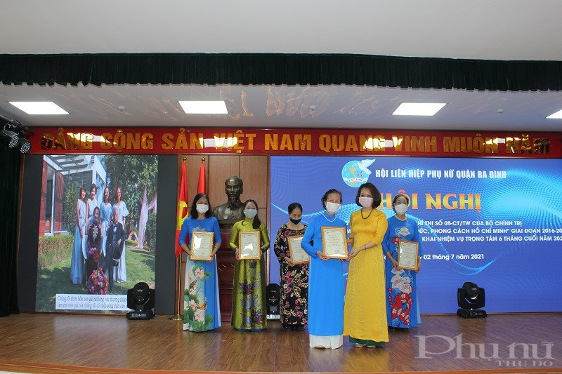 Đồng chí Phạm Thị Thanh Hương - Phó Chủ tịch Hội LHPN Hà Nội trao giải Nhất gia đình tham gia cuộc thi ảnh 