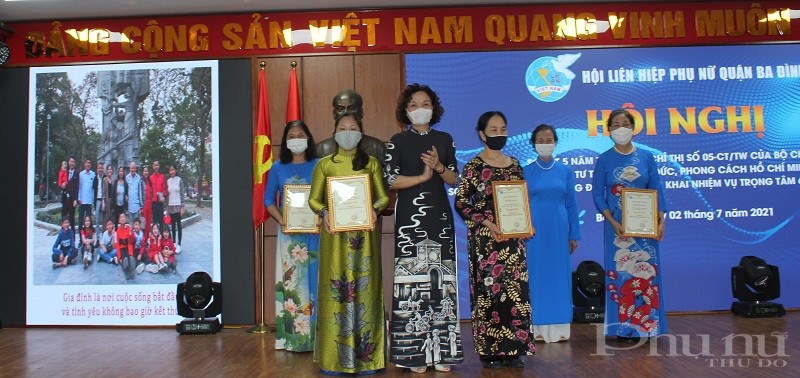Đồng chí Đinh Thị Phương Liên Chủ tịch Hội LHPN quận Ba Đình trao giải Nhì cho các gia đình