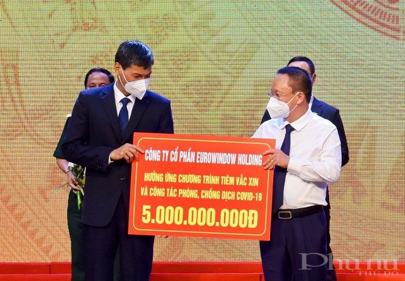 Ông Nguyễn Cảnh Hồng – Phó Chủ tịch HĐQT Eurowindow Holding trao tặng 5 tỷ đồng trong sự kiện tối ngày 19/6 tại Cung Văn hóa lao động Hữu nghị Việt – Xô (Hà Nội).