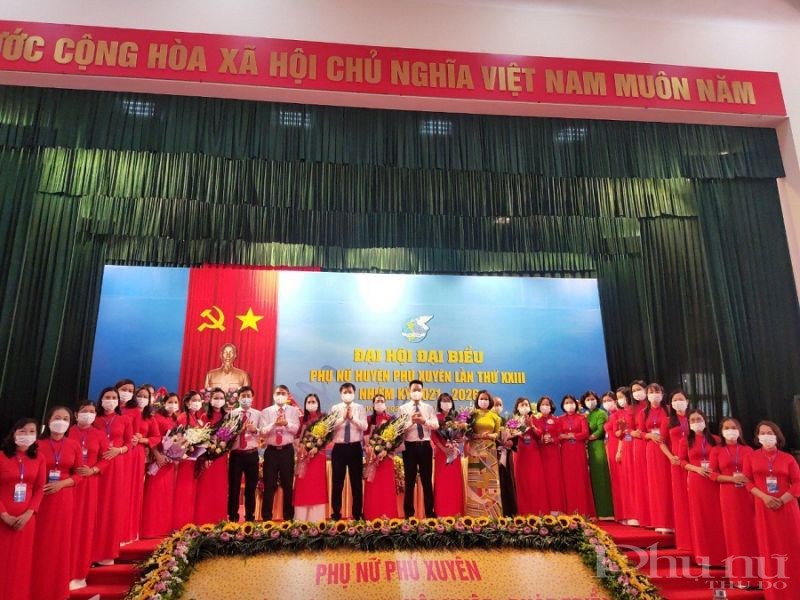 Các đồng chí Lãnh đạo Hội LHPN Hà Nội và Huyện ủy tặng hoa chúc mừng Ban Chấp hành Hội LHPN huyện Phú Xuyên, nhiệm kỳ 2021- 2026