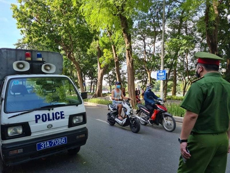 Công an quận Hoàn Kiếm đẩy mạnh xử phạt các quy định về phòng chống dịch nơi công cộng