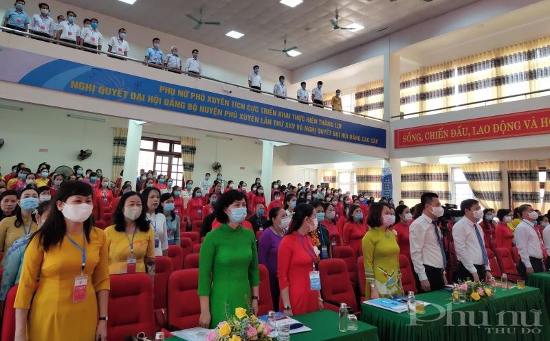 Các Đại biểu tham dự Đại hội thực hiện nghi lễ Chào cờ trong phiên chính thức của Đại hội