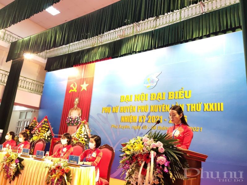 Đồng chí Trương Thanh Hưng , Chủ tịch Hội LHPN huyện Phú Xuyên phát biểu khai mạc phiên chính thức Đại hội