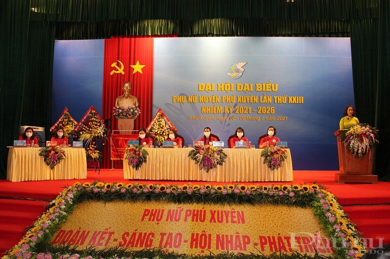 Đại hội đại biểu phụ nữ huyện Phú Xuyên cũng là Đại hội đầu tiên áp dụng hình thức livetream trên trang facebook của Hội LHPN huyện Phú Xuyên để các đại biểu, cán bộ hội viên phụ nữ trong toàn huyện theo dõi trong suốt quá trình diễn ra tại phiên chính thức của Đại hội