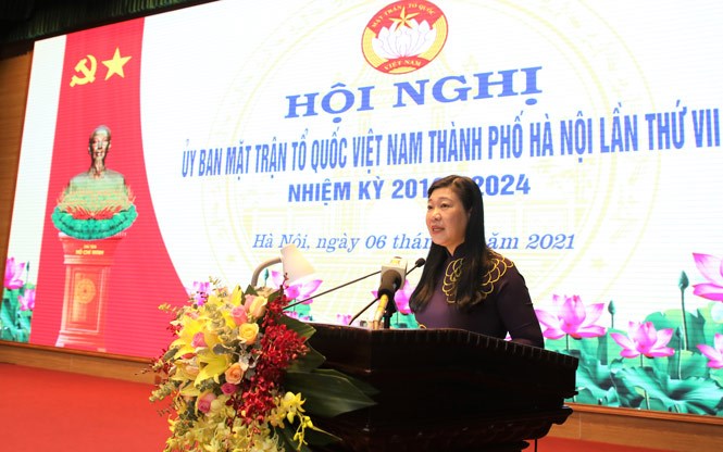 Chủ tịch Ủy ban Mặt trận Tổ quốc Việt Nam thành phố Hà Nội Nguyễn Lan Hương phát biểu tại hội nghị.