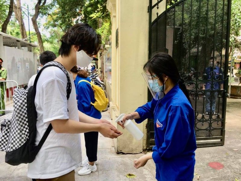 Thí sinh thực hiện các biện pháp phòng, chống dịch tại điểm thi trường THPT Việt Đức
