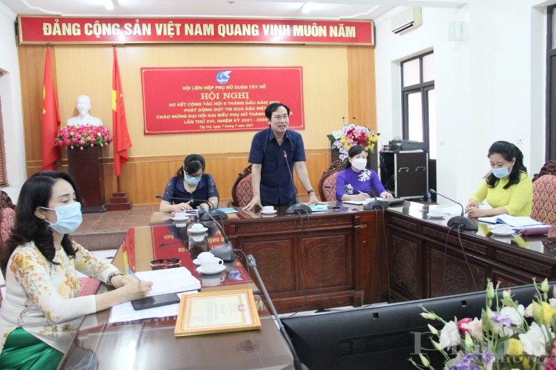 Đồng chí Nguyễn Anh Tuấn - Phó Bí thư thường trực Quận ủy Tây Hồ ghi nhận, biểu dương thành tích của Hội LHPN quận Tây Hồ trong 6 tháng đầu năm, đồng thời chỉ đạo, gợi mở một số công tác triển khai trong 6 tháng cuối năm.