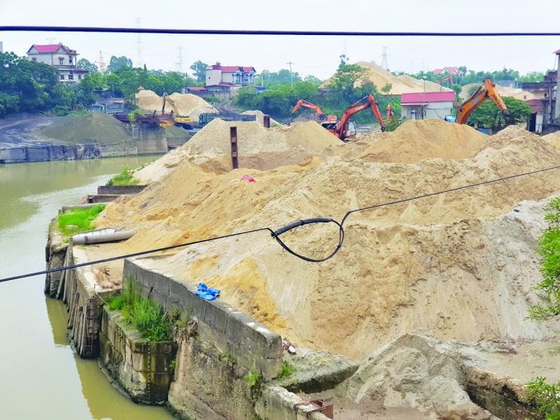 Bãi trung chuyển cát sỏi ven sông Công thuộc địa phận xã Trung Giã, huyện Sóc Sơn vẫn đang hoạt động