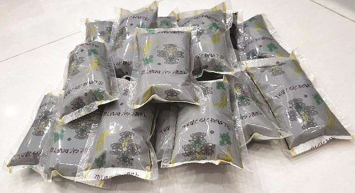 Những gói thuốc sắc do “lương y” đem tới tận nhà để bệnh nhân K uống (NVCC)