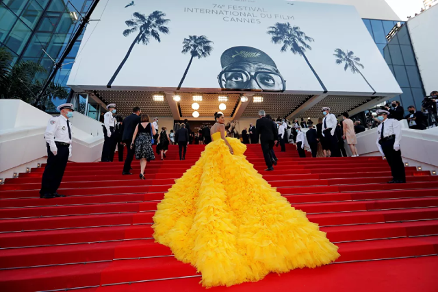 Khách mời trên thảm đỏ lễ khai mạc Liên hoan phim Cannes lần thứ 74.