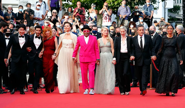 Spike Lee, Chủ tịch Ban giám khảo Liên hoan phim Cannes lần thứ 74, và các thành viên ban giám khảo tại lễ khai mạc Liên hoan phim quốc tế Cannes lần thứ 74.