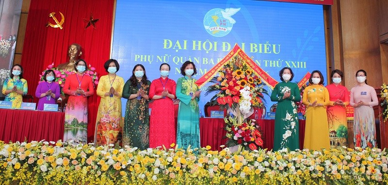 Hội LHPN Hà Nội tặng hoa chúc mừng Đại hội