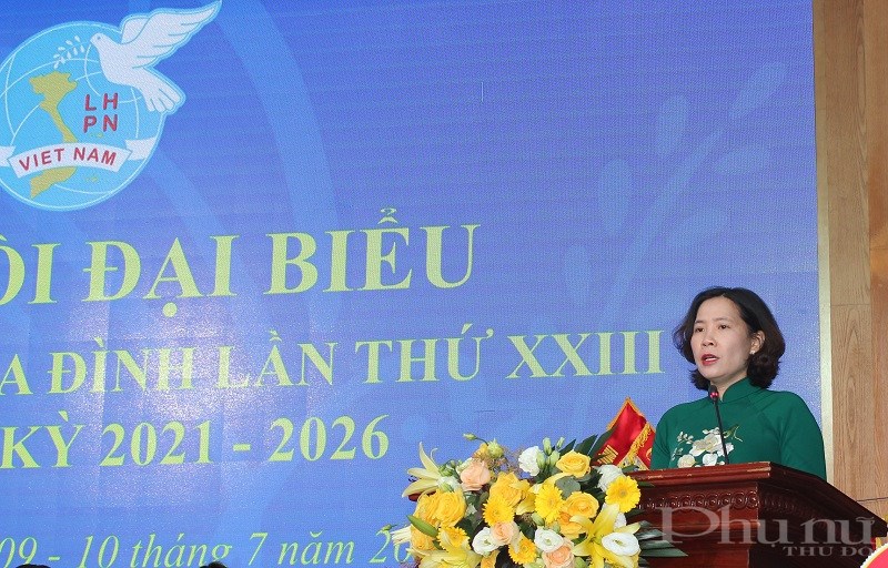 Đồng chí Lê Kim Anh - Thành  ủy viên Chủ tịch Hội LHPN Hà Nội phát biểu chỉ đạo Đại hội