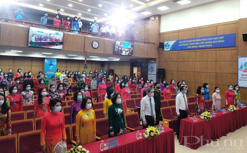 Các đại biểu tham dự Đại hội thực hiện nghi thức Chào cờ