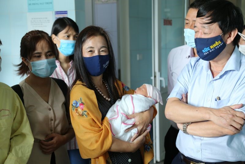 Bà Naomi trong chuyến tìm hiểu thực tế về tình hình chăm sóc sức khỏe bà mẹ và trẻ sơ sinh tại Lai Châu.