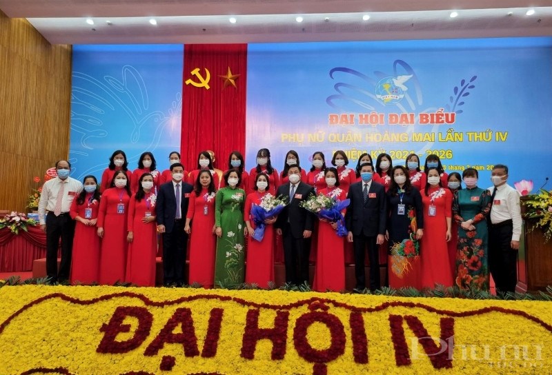 Lãnh đạo quận Hoàng Mai, Hội LHPN Hà Nội tặng hoa chúc mừng Ban chấp hành Hội LHPN quận Hoàng Mai khoa IV, nhiệm kỳ 2021-2026.