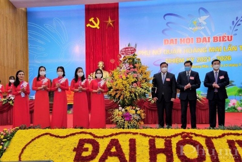 Lãnh đạo Quận ủy, HĐND, UBND, MTTQ quận Hoàng Mai tặng hoa chúc mừng Đại hội.