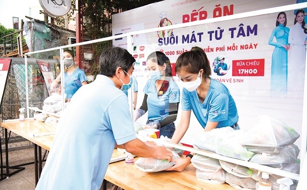 Nghệ sĩ nấu ăn miễn phí cho người dân.