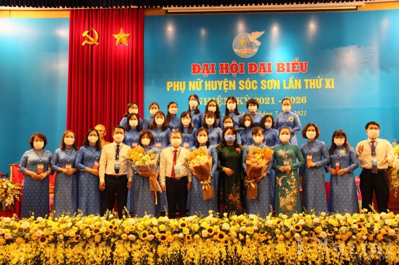 Đại diện lãnh đạo Hội LHPN Hà Nội, lãnh đạo huyện Sóc Sơn chúc mừng BCH Hội LHPN huyện Sóc Sơn lần thứ XI, nhiệm kỳ 2021-2026.