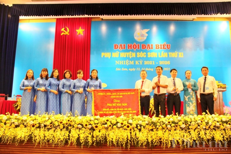 Huyện ủy, HĐND, UBND, MTTQ huyện Sóc Sơn tặng Hội LHPN huyện bức trướng nhân dịp Đại hội.