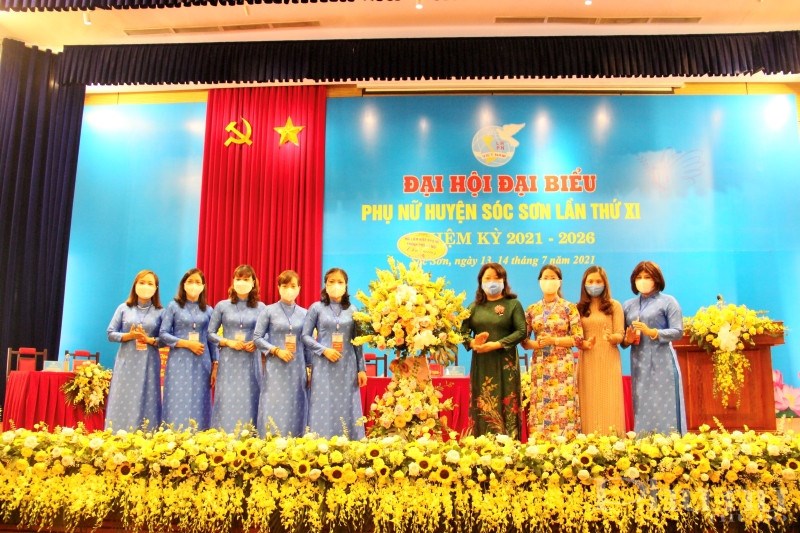Đồng chí Nguyễn Thị Thu Thủy - Phó Chủ tịch Thường trực Hội LHPN Hà Nội (thứ 4 từ phải qua) tặng hoa chúc mừng tại Đại hội Đại biểu phụ nữ huyện Sóc Sơn nhiệm kỳ 2021-2026.