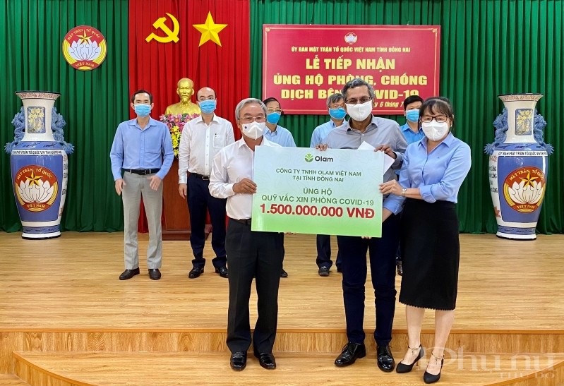 Đại diện Olam Việt Nam trao tặng hỗ trợ cho