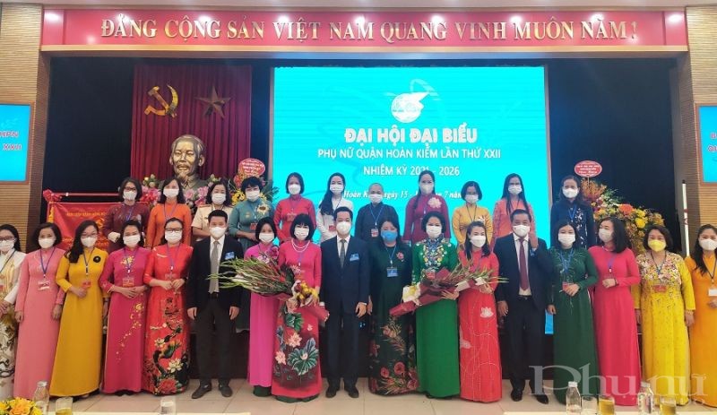 Các đại biểu lãnh đạo Hội LHPN Hà Nội và lãnh đạo Quận ủy Hoàn Kiếm tặng hoa chúc mừng Ban Chấp hành Hội LHPN khóa XXII