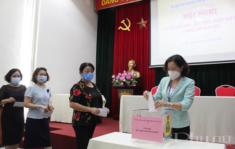 Các đồng chí lãnh đạo cơ quan Hội LHPN Hà Nội tham gia ủng hộ Quỹ 