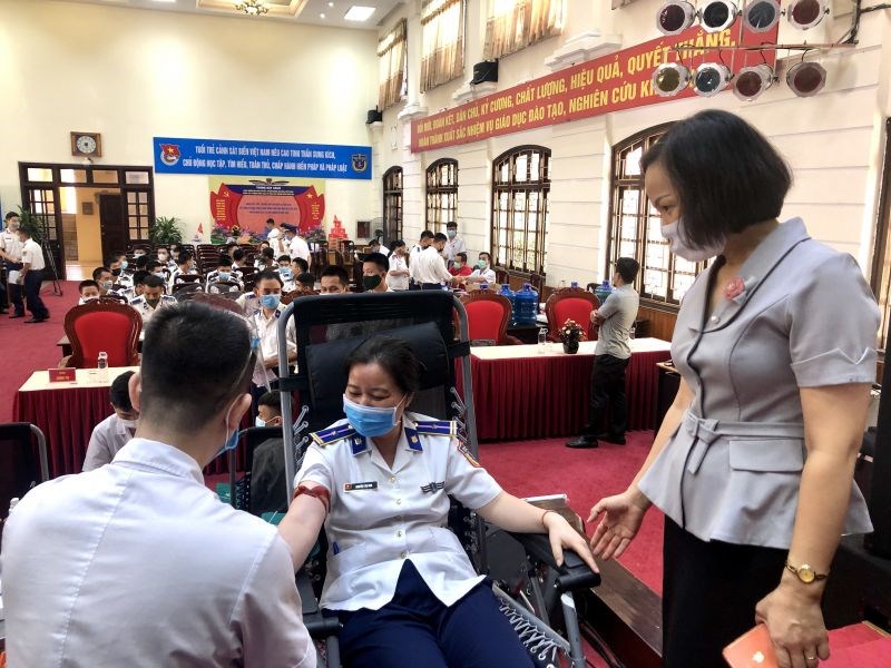 Đ/c Lại Hà Phương hỏi thăm tình hình nữ cán bộ Trung tâm Đào tạo và Bồi dưỡng nghiệp vụ Cảnh sát biển hiến máu tình nguyện tại Ngày hội