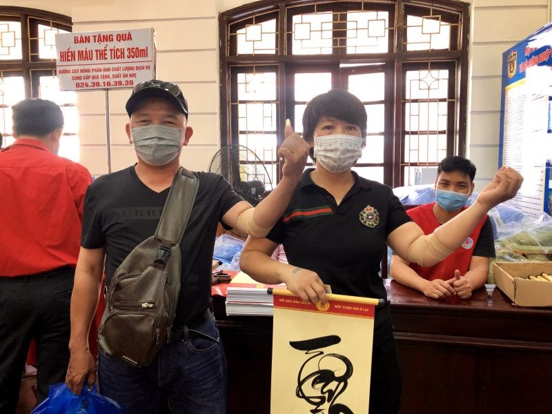 Vợ chồng chị Trịnh Thị Thanh Tuấn - anh Cao Quyết Tiến vừa thực hiện xong nghĩa cử hiến máu tình nguyện