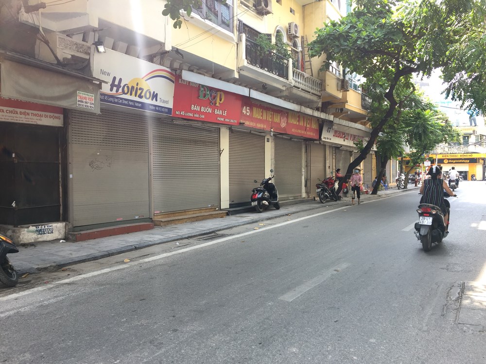 Hàng loạt các cửa hiệu trên con phố Lương Văn Can đều đóng cửa theo chỉ đạo của Thành phố