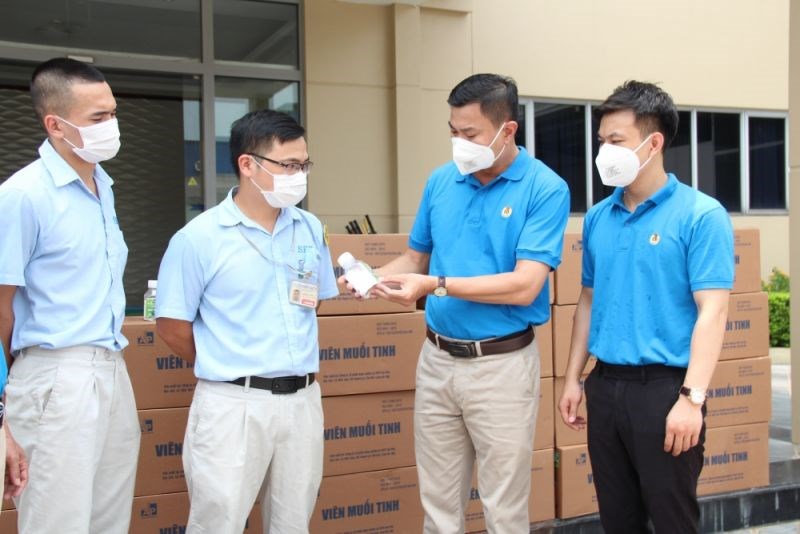 Đại diện lãnh đạo Công đoàn các khu công nghiệp và chế xuất Hà Nội tặng quà  CNLĐ bị cách ly để phòng chống dịch