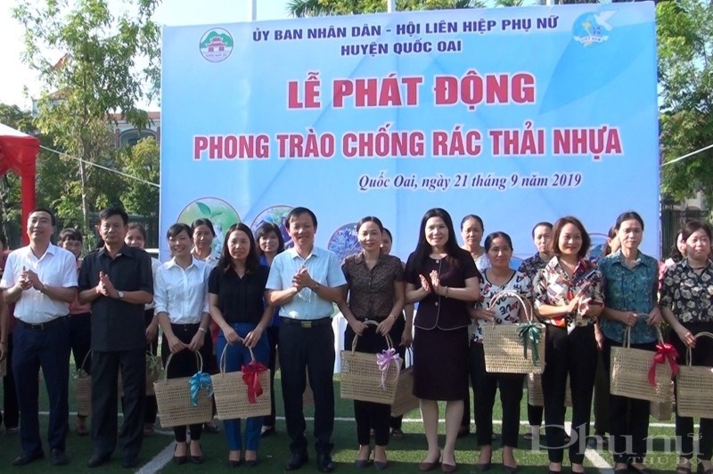 Hội LHPN huyện Quốc Oai phát động phong trào chống rác thải nhựa.HPN