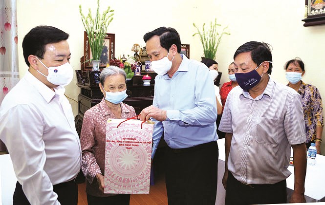 Bộ trưởng Đào Ngọc Dung và Phó Chủ tịch UBND TP Hà Nội Chử Xuân Dũng đến thăm và tặng quà bà Đỗ Thị Hành (là vợ liệt sĩ)