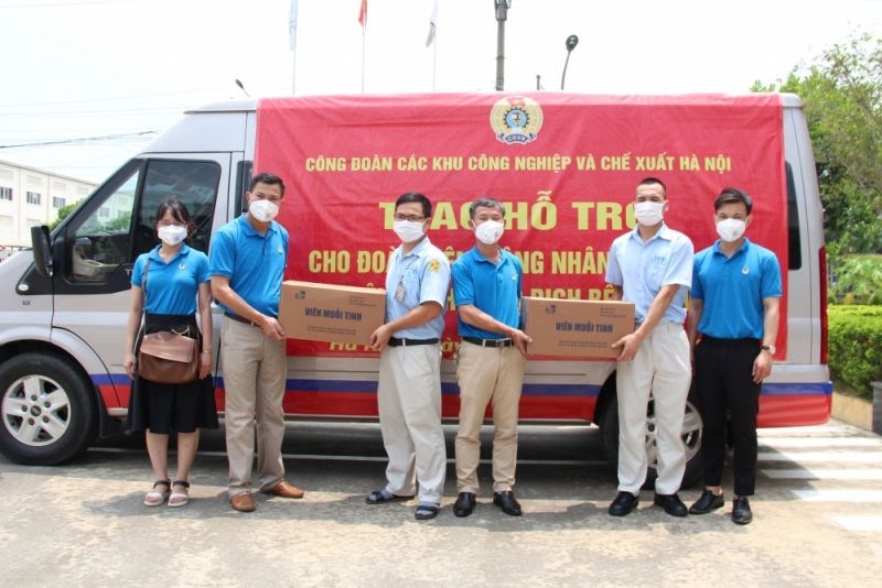 Đại diện tổ chức Công đoàn tặng quà công nhân khu công nghiệp Thăng Long bị ảnh hưởng do dịch bệnh Covid-19