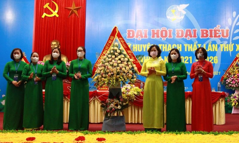 Lãnh đạo Hội LHPN Hà Nội tặng hoa chúc mừng Đại hội Đại biểu Phụ nữ huyện Thạch Thất, lần thứ XXIII, nhiệm kỳ 2021-2026