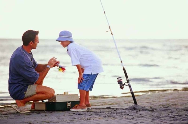 Vấn đề cho con “cần câu” hay cho “con cá” vẫn còn gây tranh cãi trong nhiều gia đình