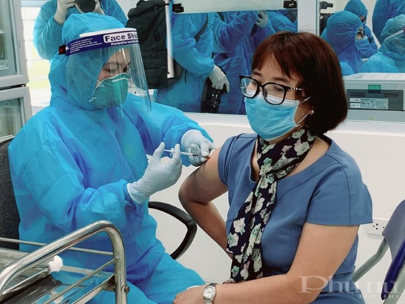 Tiêm chủng vắc xin Covid-19 cho nhân viên bệnh viện Bệnh Nhiệt đới Trung ương.