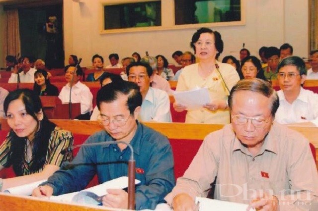 Đại biểu Nguyễn Thị Anh Nhân phát biểu tại kỳ họp Quốc hội khóa XI.