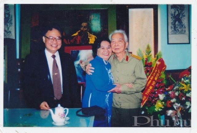 Đại tướng Võ Nguyên Giáp và hai nhà khoa học Nguyễn Thị Anh Nhân - Nguyễn Ngọc Anh.