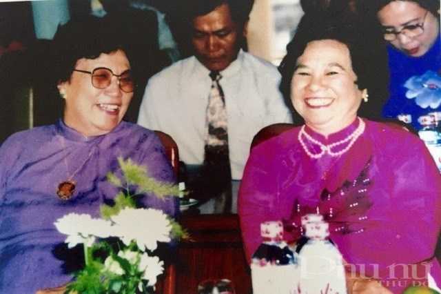 Nguyên Phó Chủ tịch nước Nguyễn Thị Bình (trái) và nhà khoa học Nguyễn Thị Anh Nhân trong Lễ vinh danh và trao Giải thưởng Kovalevskaia cho các nhà khoa học nữ xuất sắc.