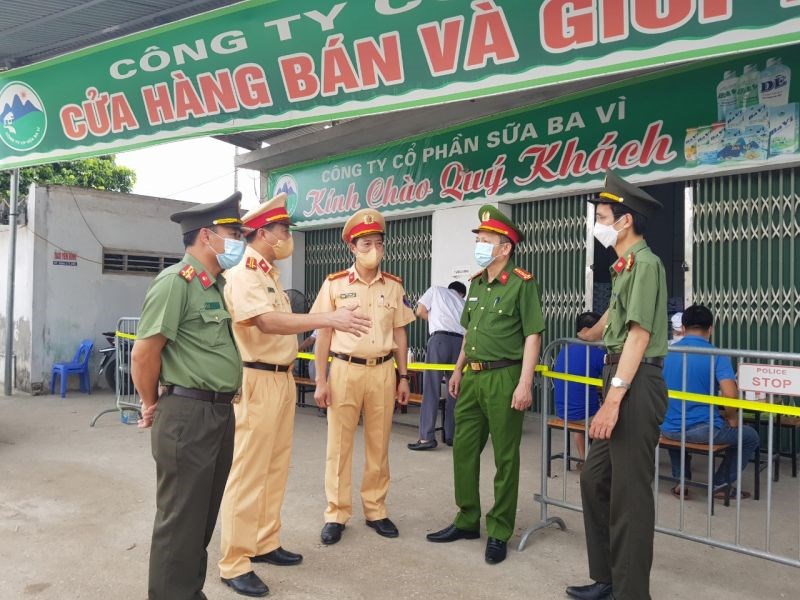 Đại tá Nguyễn Hồng Ky (thứ hai từ bên phải sang) đã trao đổi với chỉ huy Phòng CSGT và Đội CSGT số 11 tại chốt kiểm soát phòng chống dịch bệnh số 14