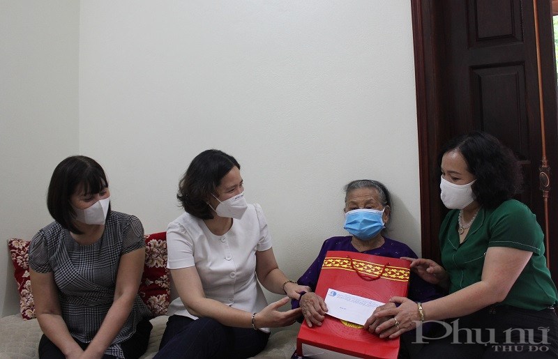 Các thành viên trong Đoàn công tác Hội LHPN Hà Nội đã ân cần hỏi thăm sức khỏe Mẹ VNAH Trần Thị Xạ