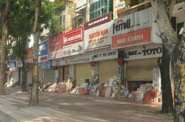 Các cơ sở kinh doanh không thiết yếu trên đường Nguyễn Văn Cừ (Long Biên) đều đóng cửa theo chỉ đạo củaThành phố
