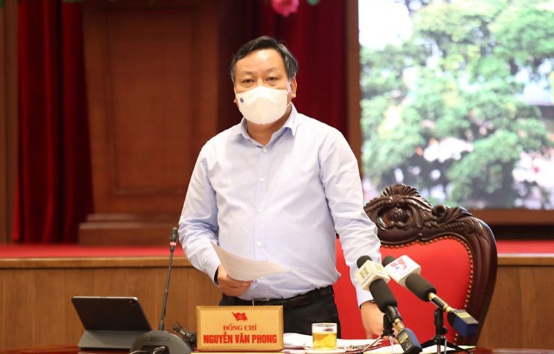Phó Bí thư Thành ủy Hà Nội Nguyễn Văn Phong phát biểu tại họp báo.