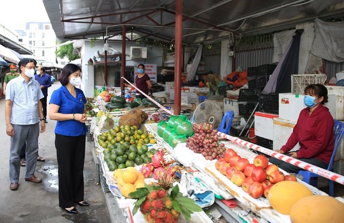 Phó Bí thư Thường trực Thành ủy Nguyễn Thị Tuyến kiểm tra tại chợ Quang.